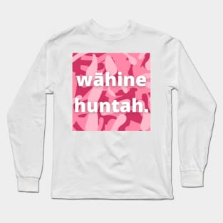 wāhine huntah slogan, hawaii pidign with camo background Long Sleeve T-Shirt